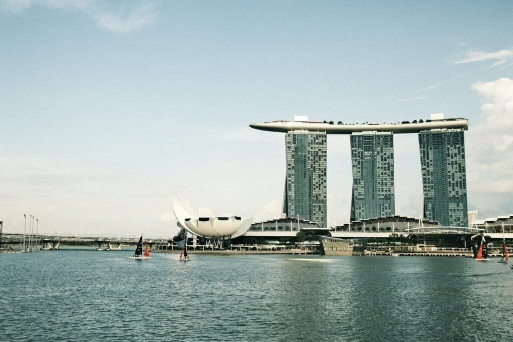 singapore-mbs-with-sailing-boats