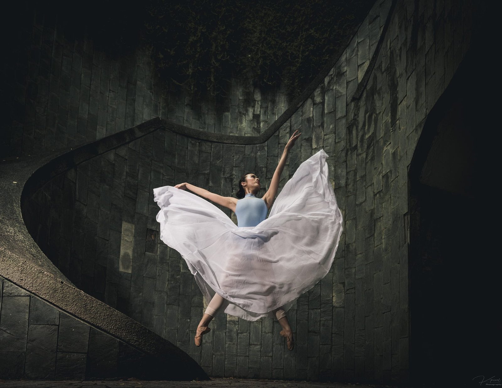 photographer-6 model-in-dance-costume-on-mid-air
