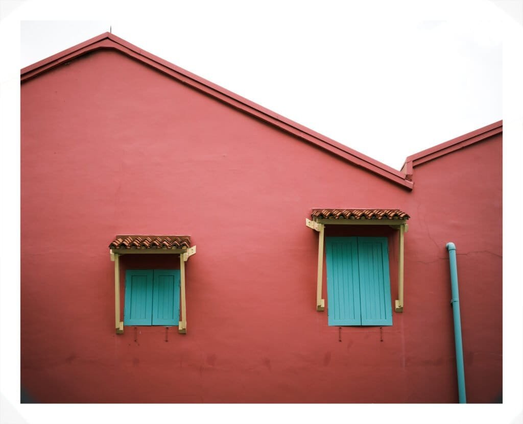 red-wall-green-windows